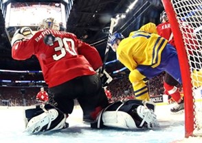Le Suédois Joel Eriksson Ek bat le portier suisse Joren van Pottelberghe. Photo : André Ringuette / HHOF-IIHF Images